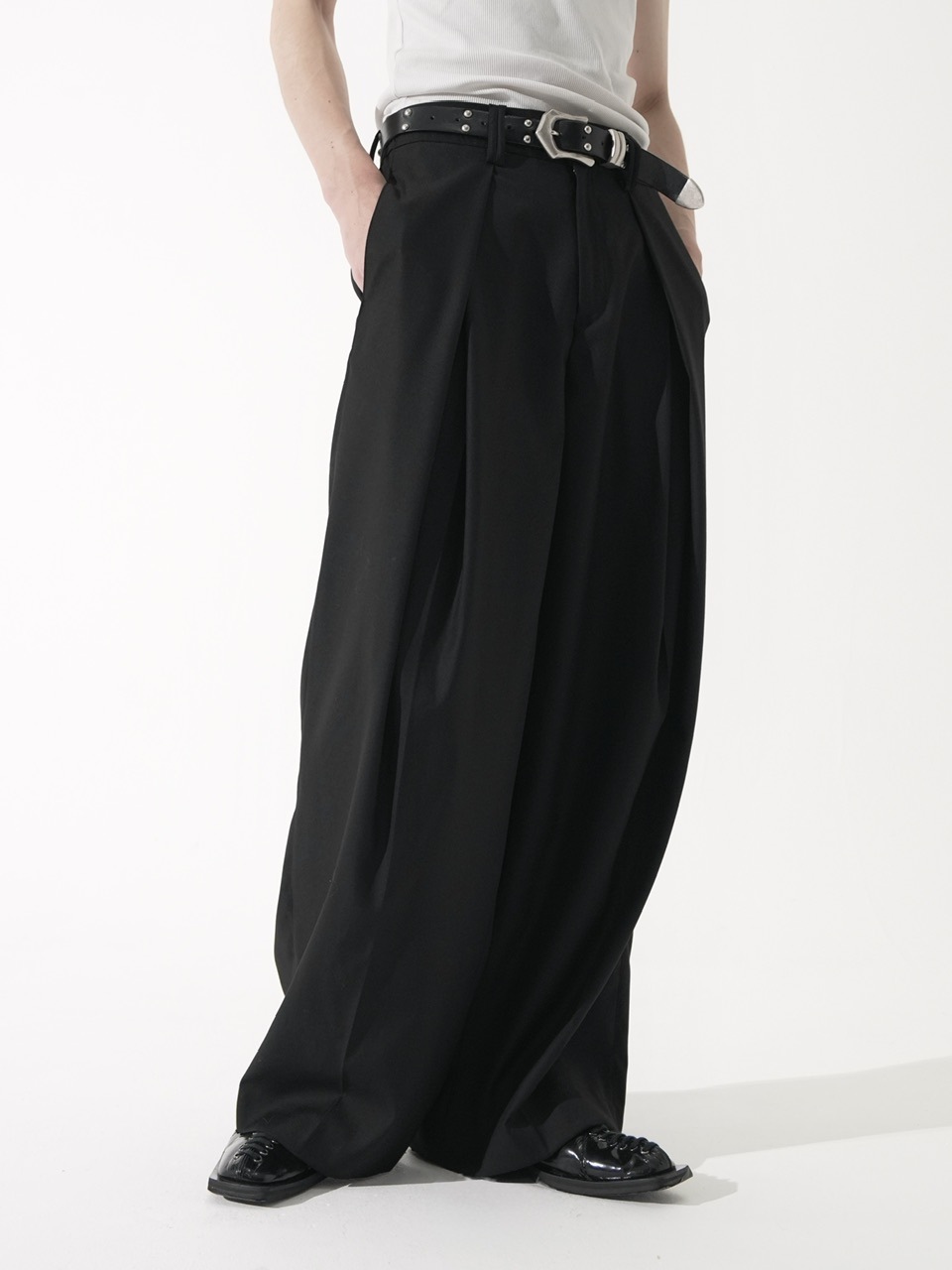 【CS】Cross tuck drape slacks サイズ1 CS】cross tuck drape slacks (black) | OUR BRAND,Chikashitsu +,CS