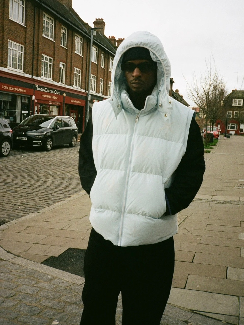 【UNKNOWN LONDON】ICE BLUE ALL OVER WHITE DAGGER RHINESTONE PUFFER JACKET