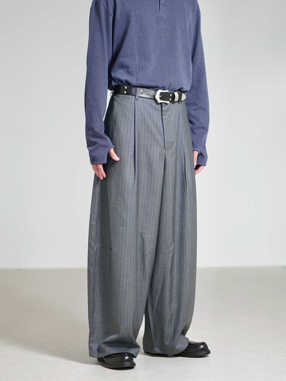 shikitari ワイドスラックス　ストライプ　ストレート　ブラック MIX TUCK DESIGN WIDE STRIPE SLACKS【BLACK】 | SHI