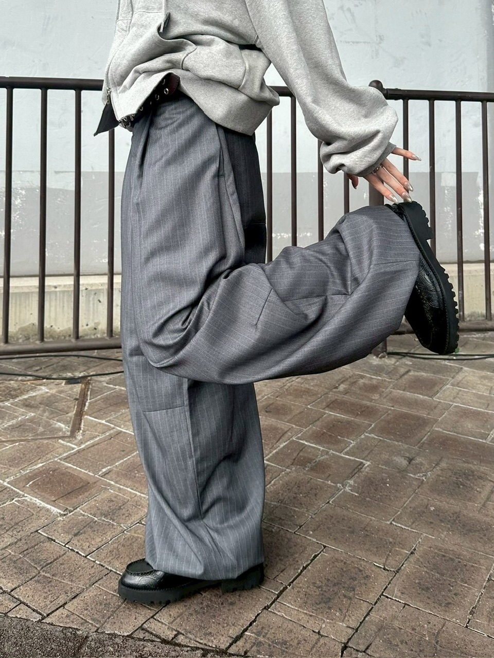 受注制【Chikashitsu +】draw cord stripe wide slacks / 【チカシツプラス】ドローコードストライプワイドスラックス (2color)