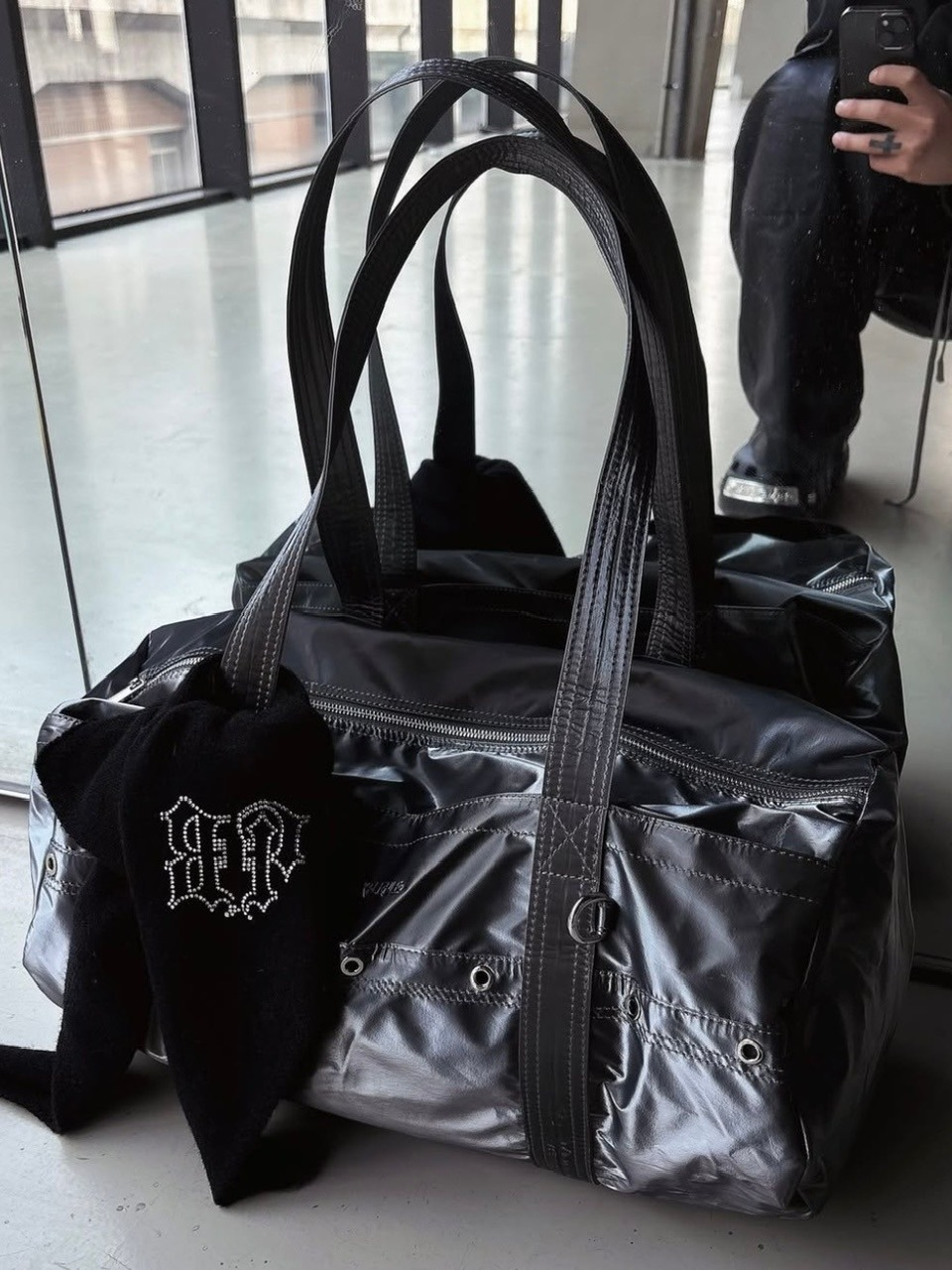 【BLACK PURPLE】NIKI Glossy the Duffel Bag★韓国人気★追跡付 BLACK PURPLE】NIKI Glossy the Duffel Bag (2color) | OUR