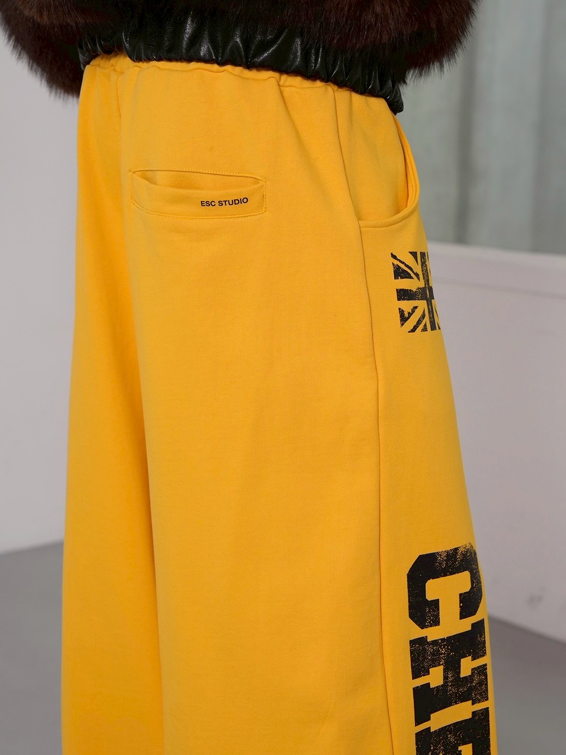 【ESC STUDIO】Lucky Cheeky sweat pants