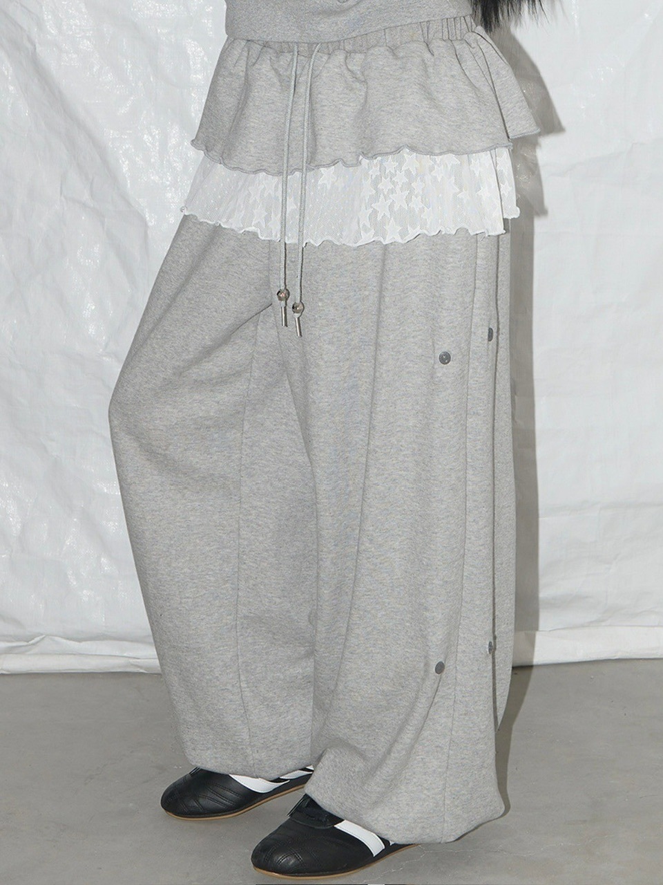 【FANCY CLUB】FRILL LACE BUTTON SWEATPANTS / 【ファンシークラブ】フリルレースレイヤードボタンスウェットパンツ