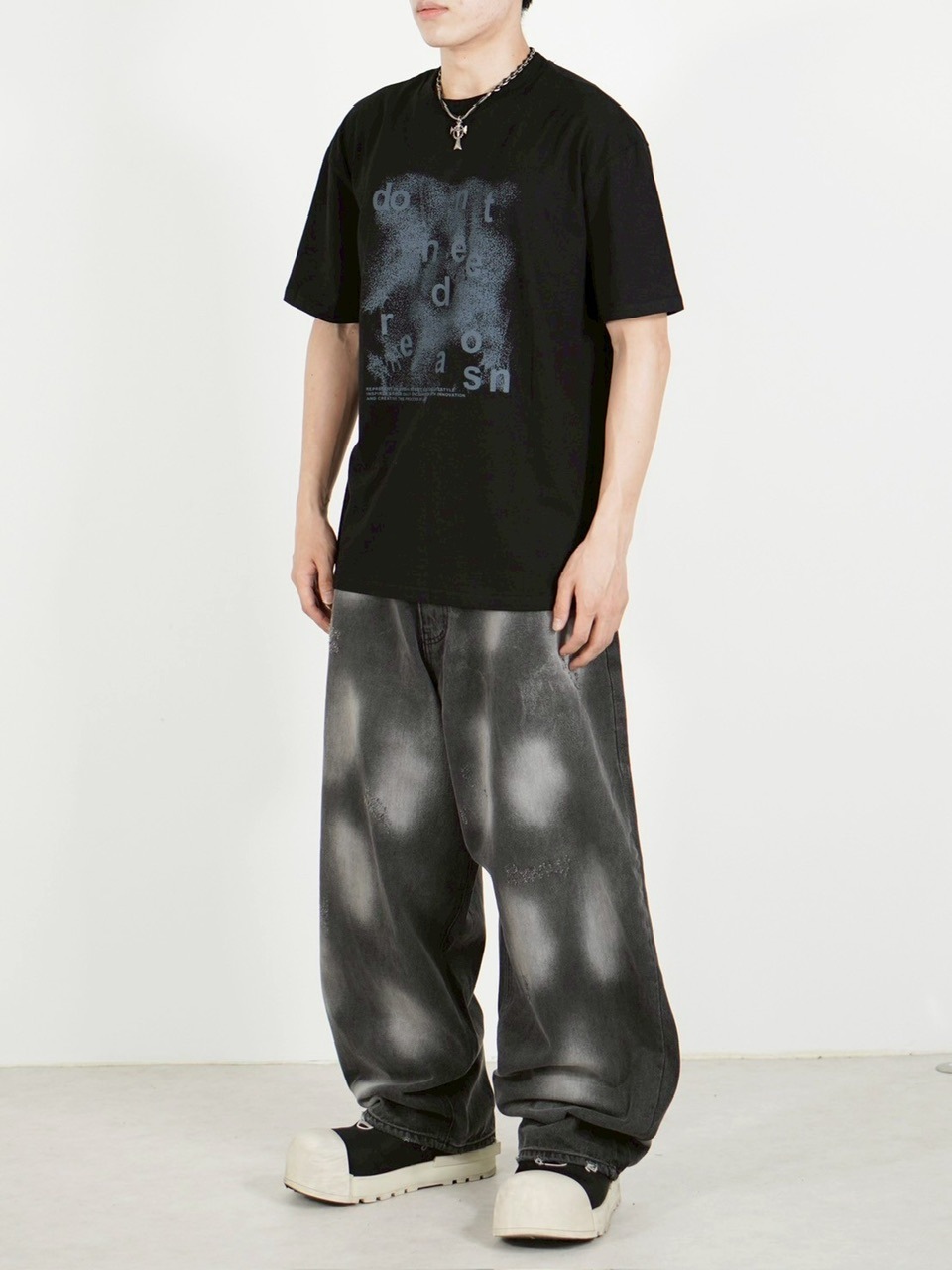 ロコ　すのチル　カツラ 受注制【Chikashitsu +】gradation logo graphic t-shirt