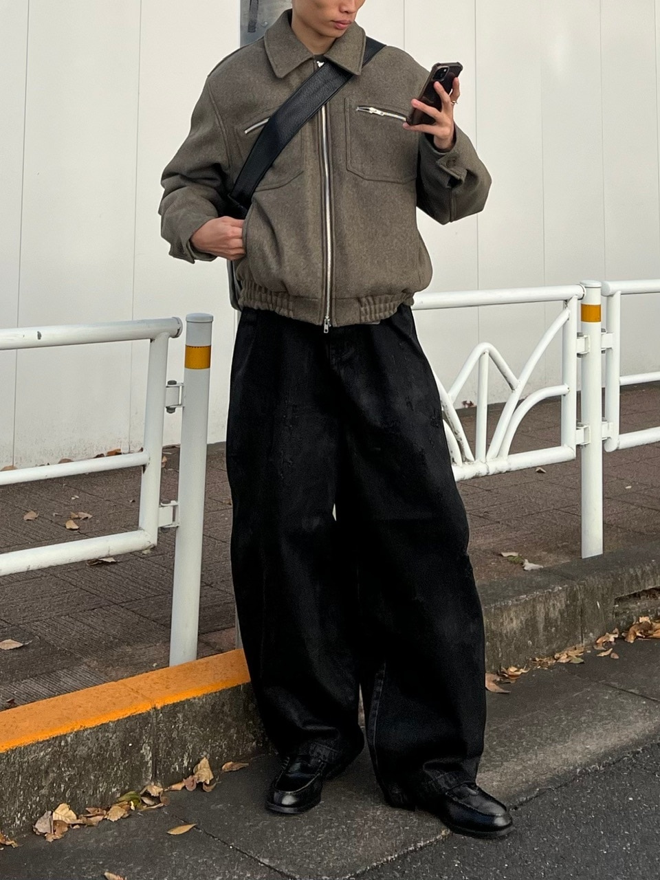 受注制【Chikashitsu +】coating damage wide denim pants