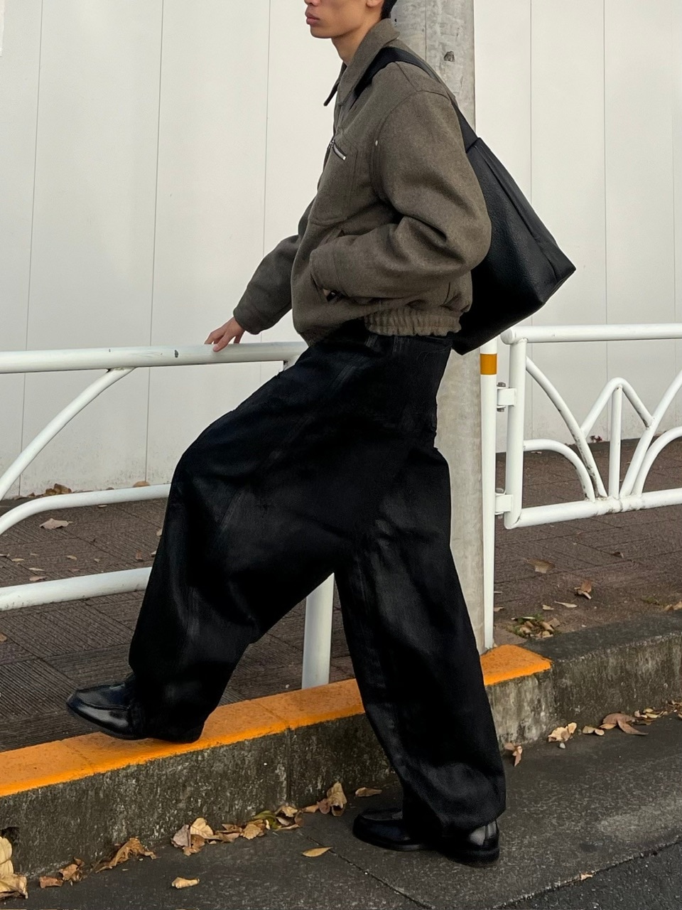 受注制【Chikashitsu +】coating damage wide denim pants