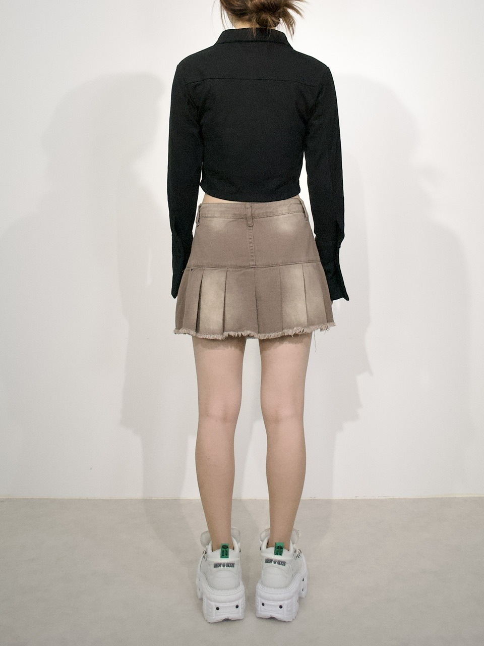 【Never mind the XU】slit cropped shirt (2color)