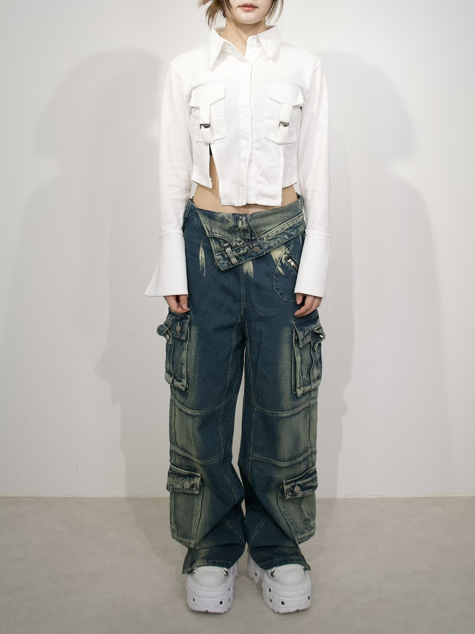 【Never mind the XU】slit cropped shirt (2color)
