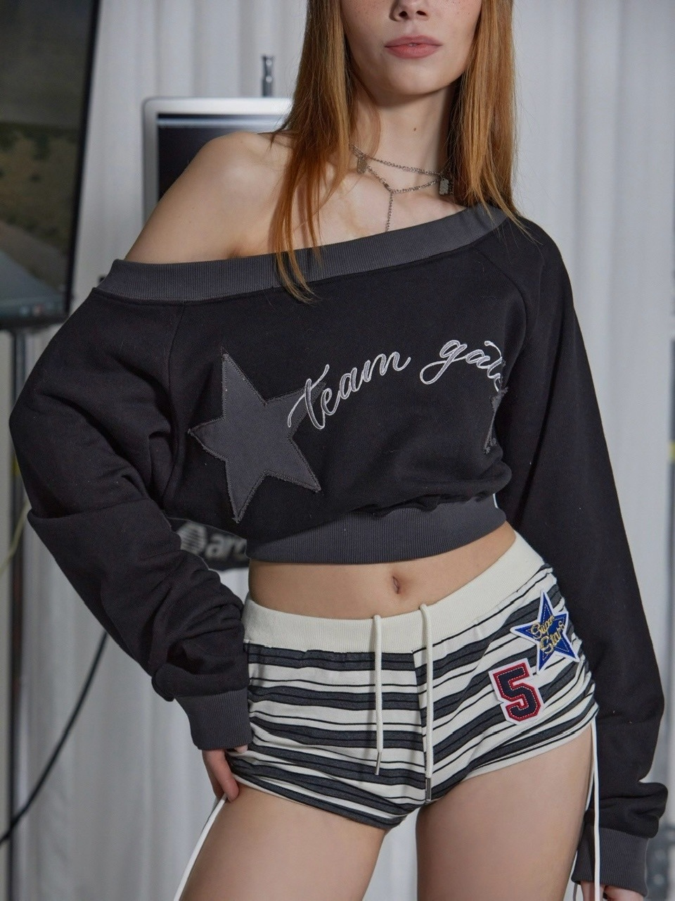 GATELESS】OFF SHOULDER CROPPED SWEAT SHIRT | OUR BRAND,GATELESS