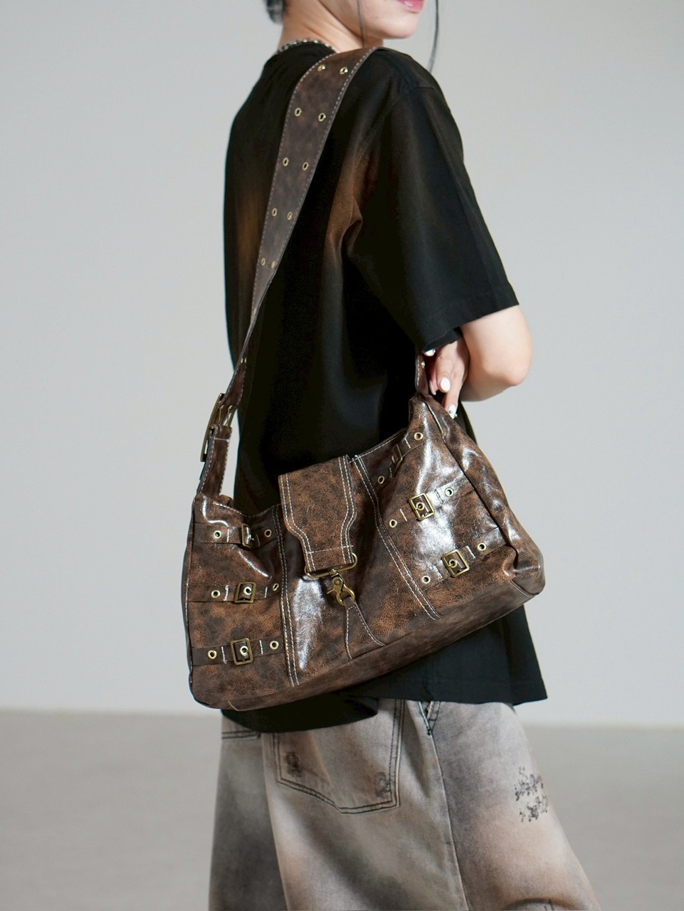 受注制【Chikashitsu +】antique leather buckle shoulder bag