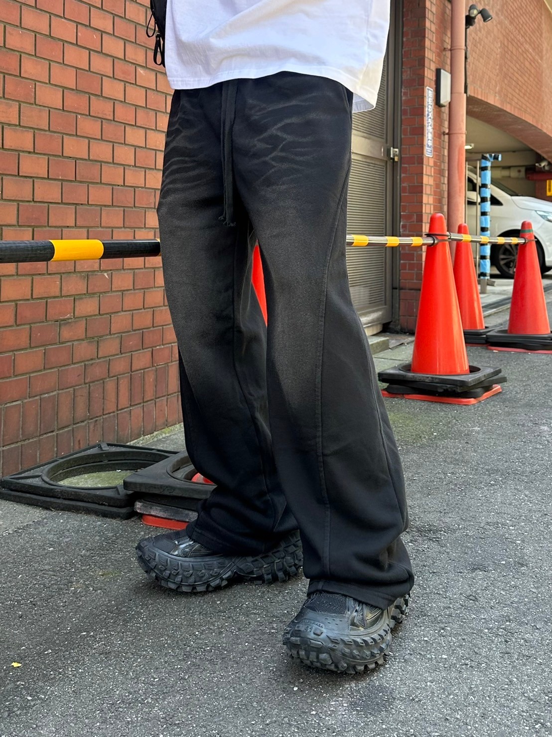 【Chikashitsu +】pigment wash buggy sweat pants (2color)