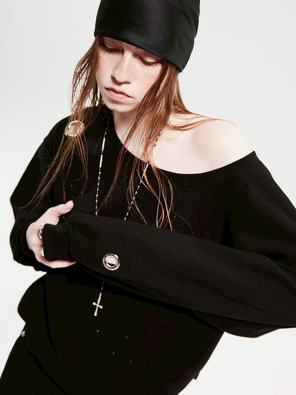 【HOLY NUMBER 7】Eyelet Cubic Off-Shoulder Sweatshirt