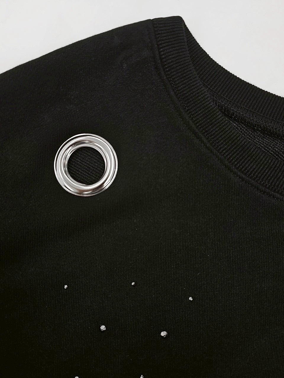 【HOLY NUMBER 7】Eyelet Cubic Off-Shoulder Sweatshirt