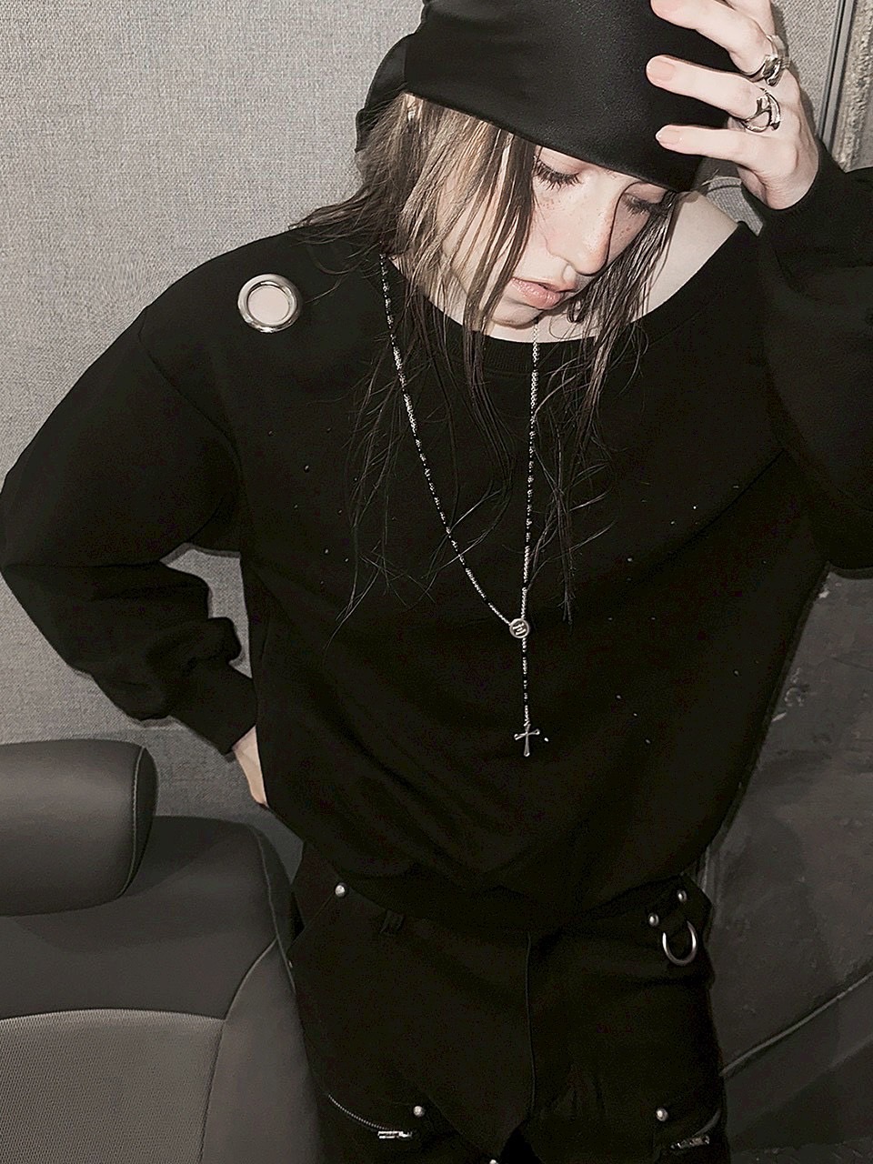 【HOLY NUMBER 7】Eyelet Cubic Off-Shoulder Sweatshirt