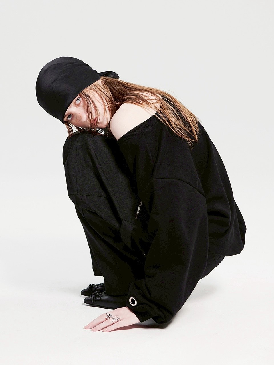 【HOLY NUMBER 7】Eyelet Cubic Off-Shoulder Sweatshirt