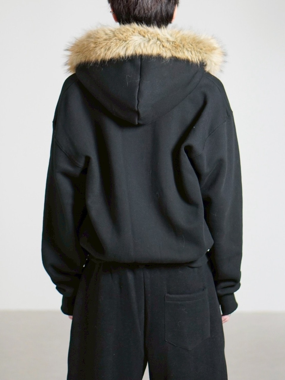 受注制【Chikashitsu +】cropped studs fur zip hoodie