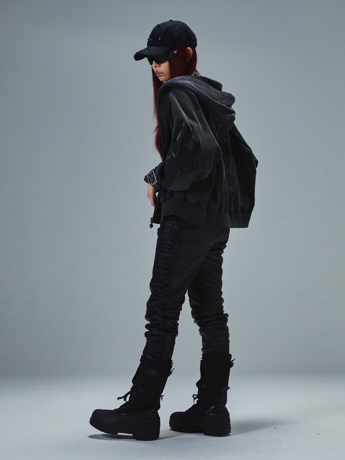 人気サイズXL サプライヤー☆クロス スタッズパーカー 人気デザイン ゆるだぼ バックラインストーンクロス ZIPパーカー | VOLCAN&APHRODITE