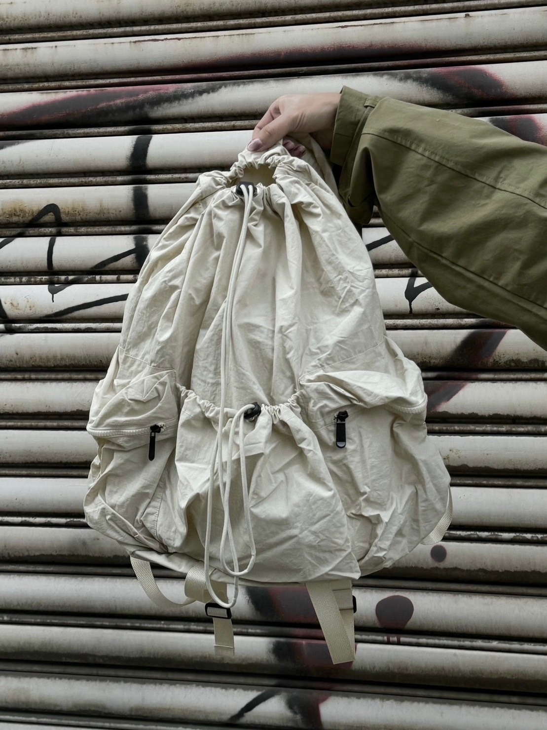 【NOIAGO】送料税込/人気 ★ string pocket backpack ★ 2COLOR 受注制【Chikashitsu +】pocket string backpack (2color) | OUR