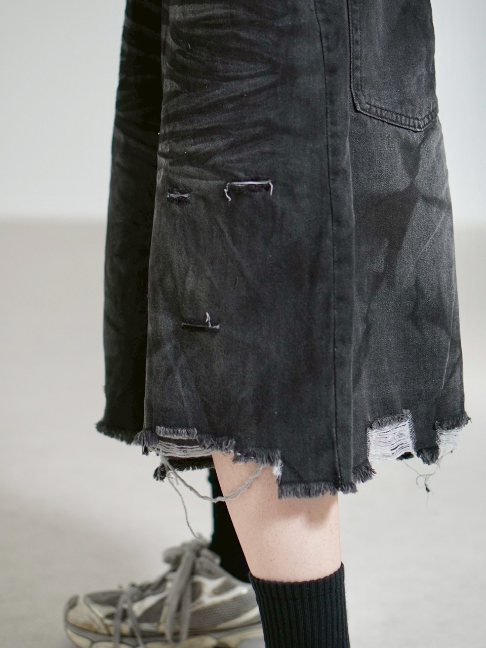 受注制【Chikashitsu +】oiled wash damage bermuda pants / 【チカシツプラス】オイルドウォッシュダメージバミューダパンツ (2color)