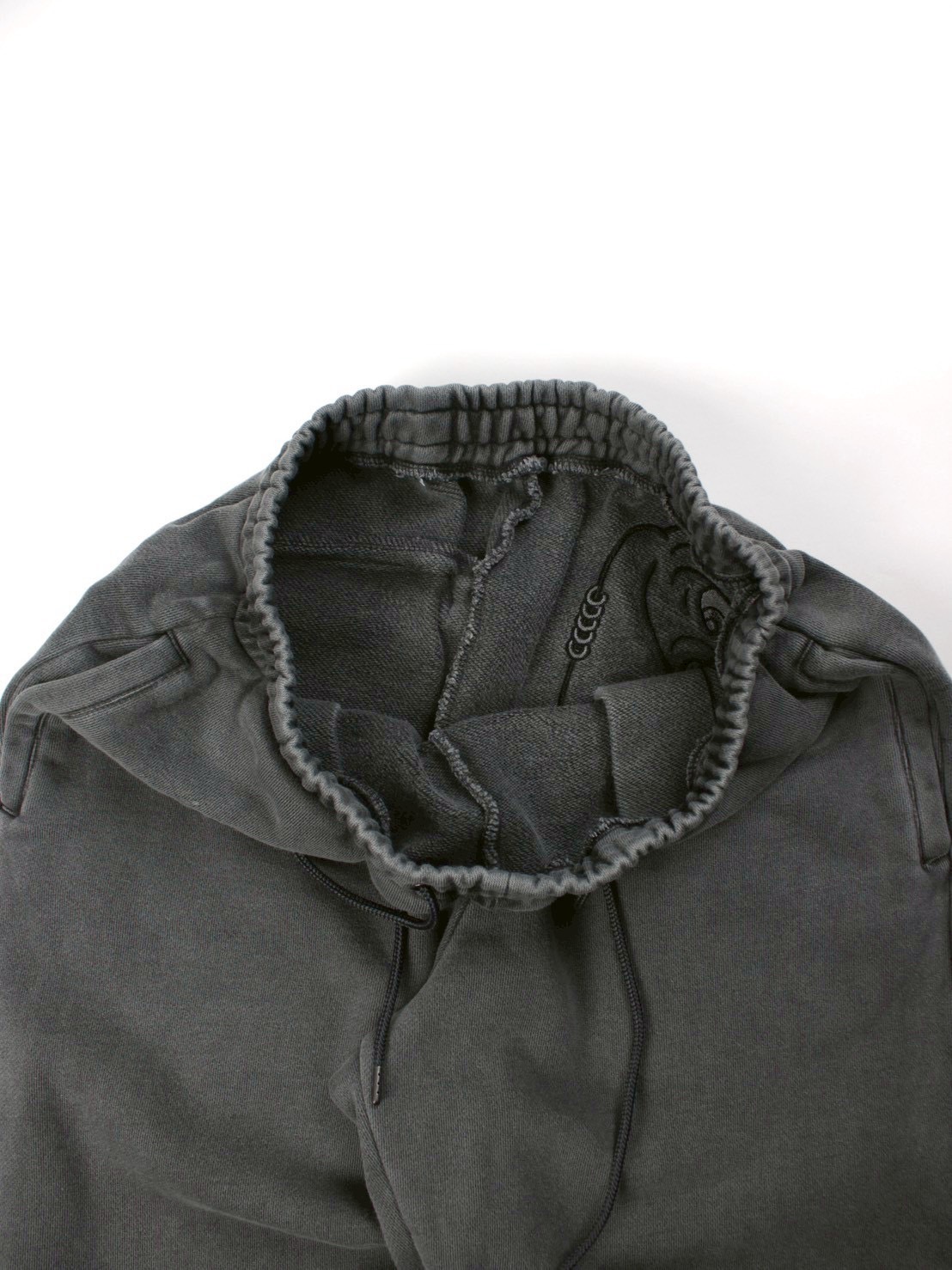 【GALFY】穴の向こうにわんちゃんスウェット