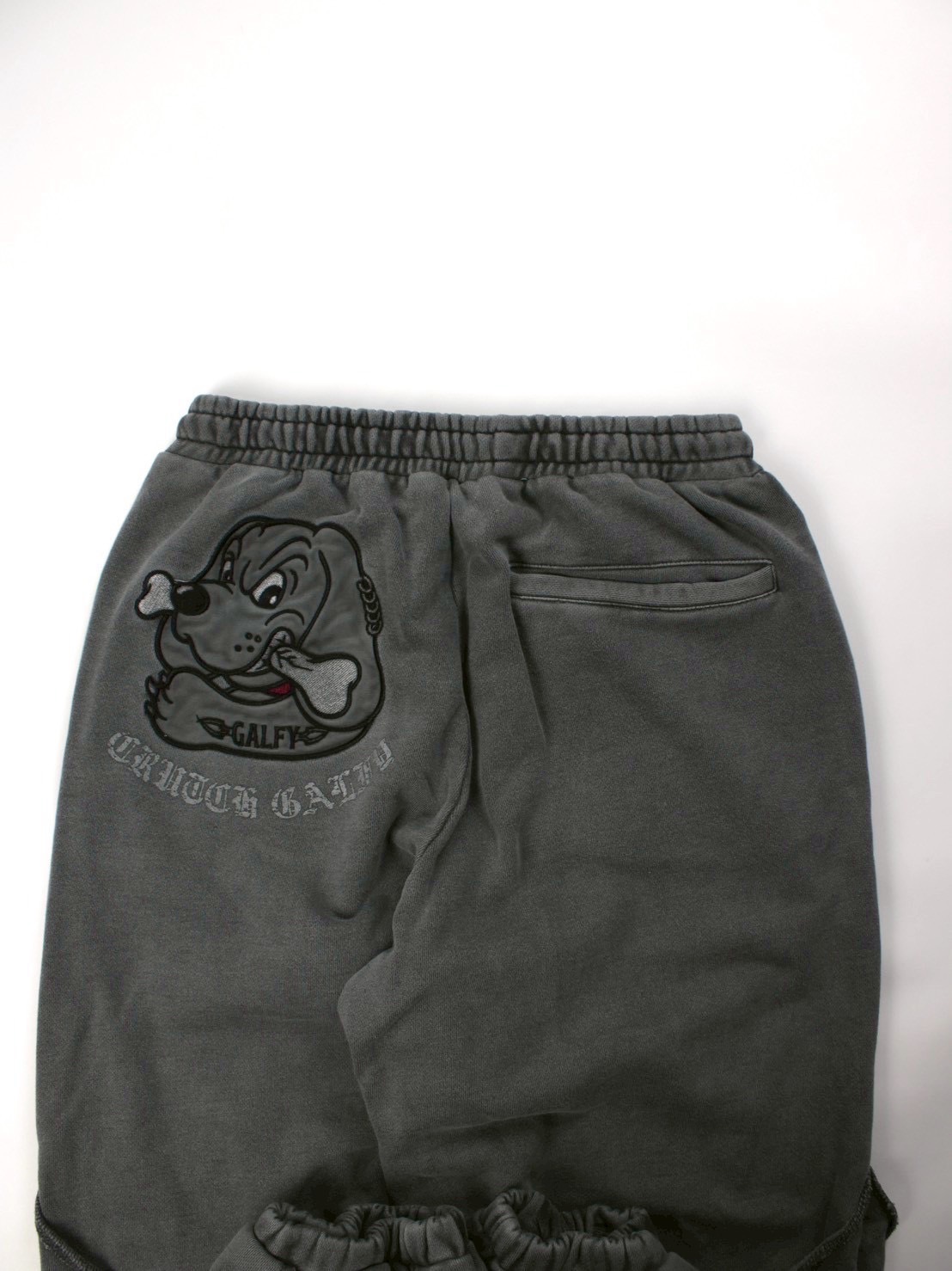 【GALFY】穴の向こうにわんちゃんスウェット