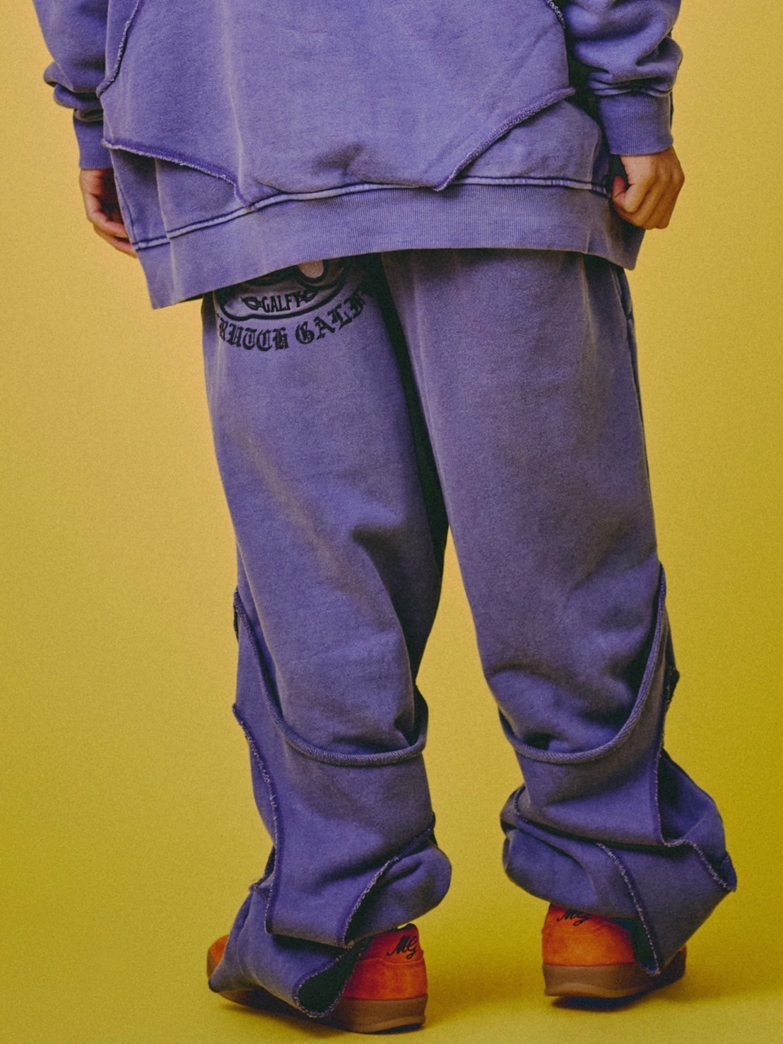 【GALFY】穴の向こうにわんちゃんスウェット