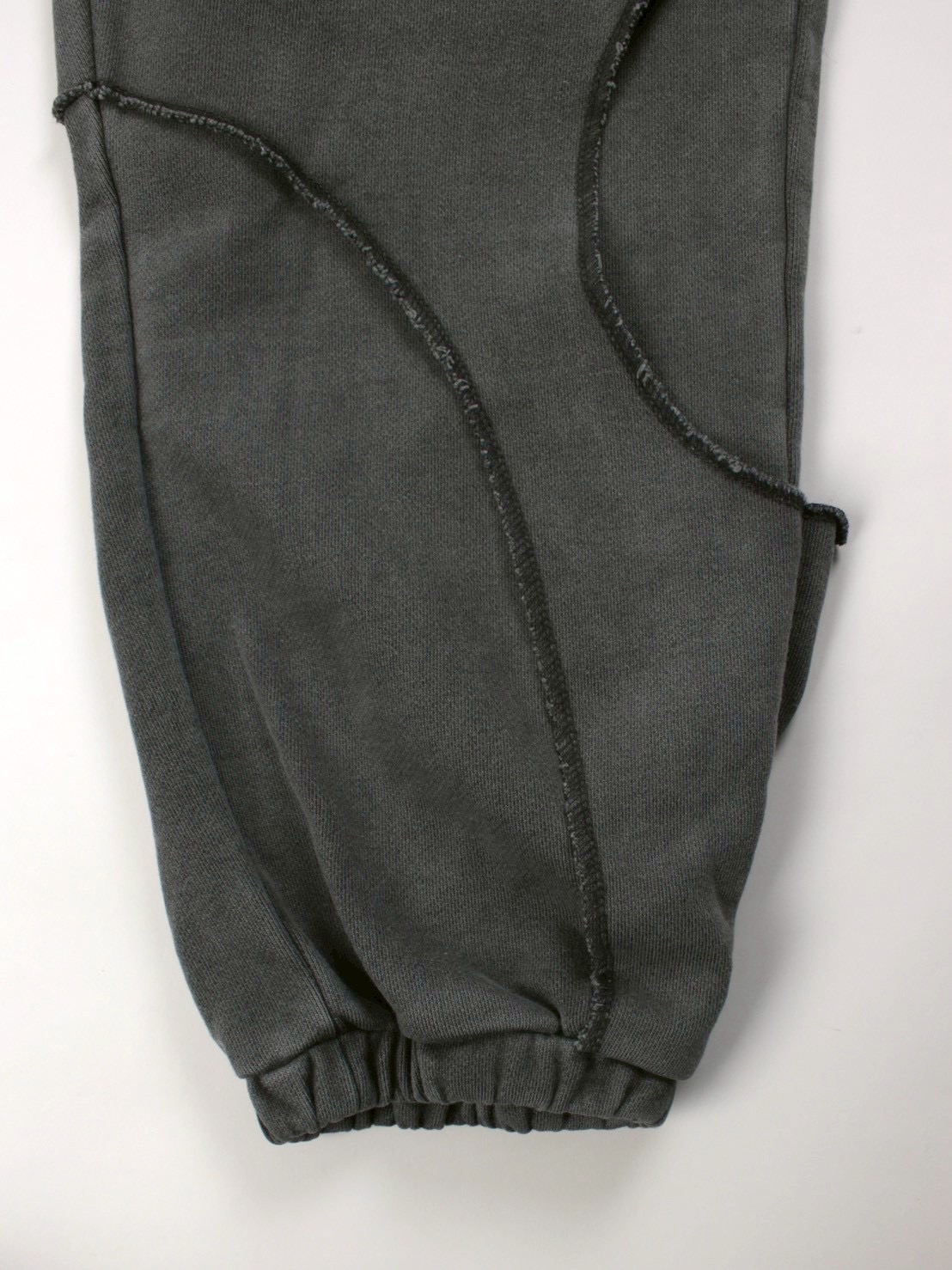 【GALFY】穴の向こうにわんちゃんスウェット