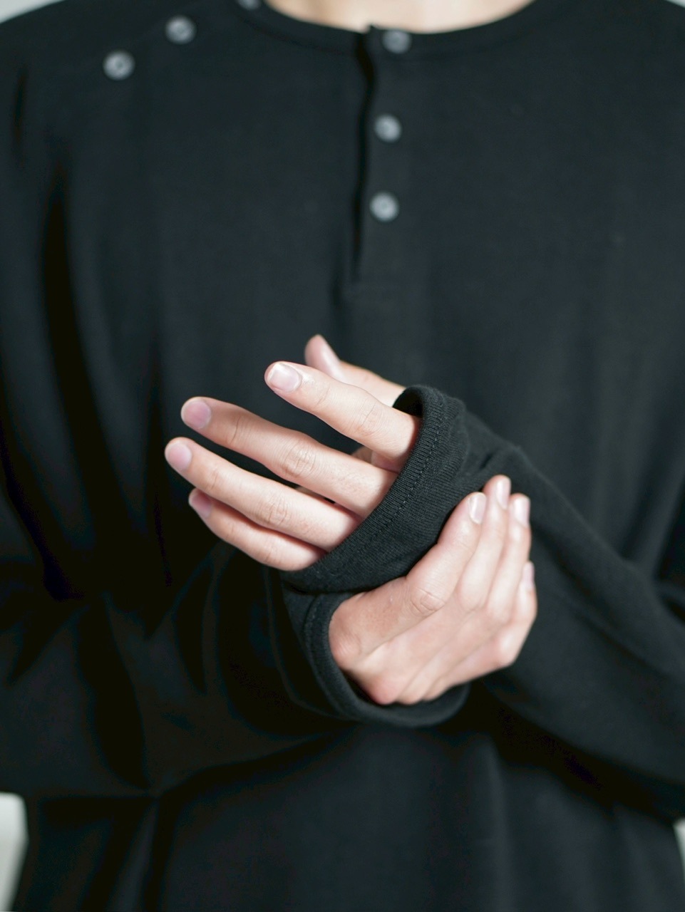 受注制【Chikashitsu +】double button henry neck long sleeve tee