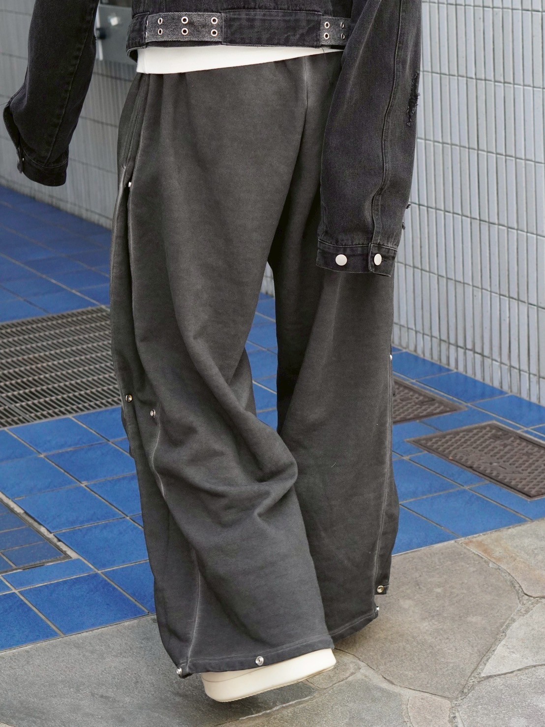 【DIG YOUR OWN GRAVE】Spray coating sweat pants