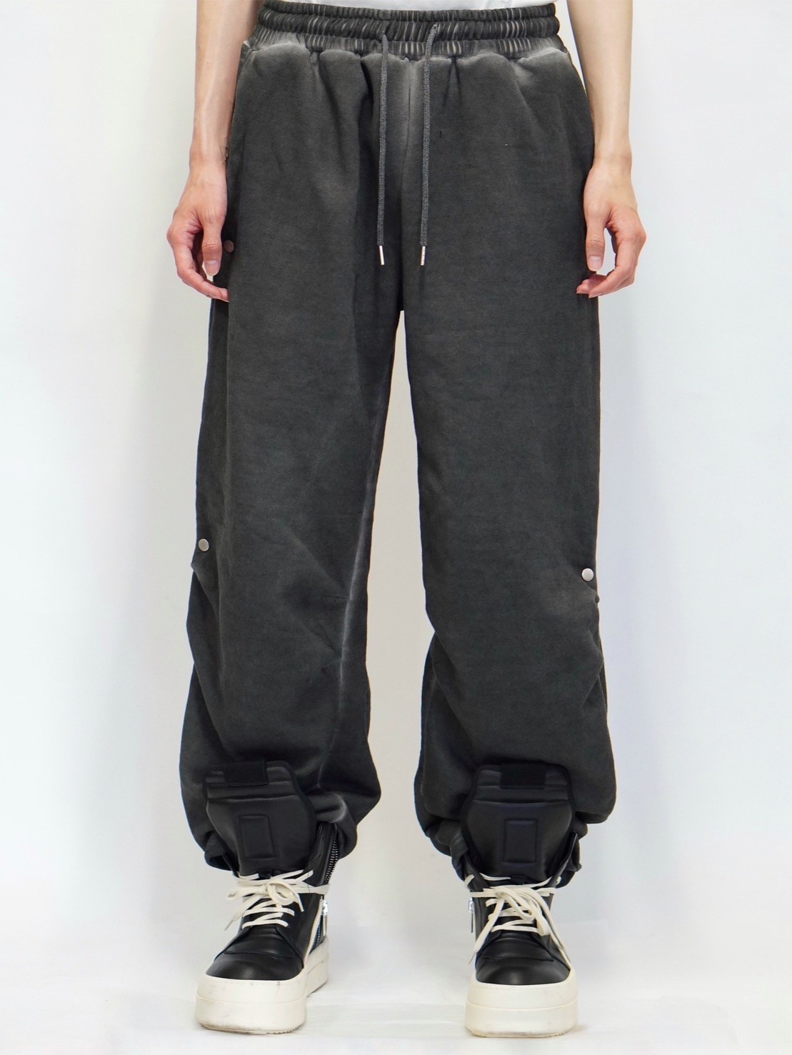 【DIG YOUR OWN GRAVE】Spray coating sweat pants