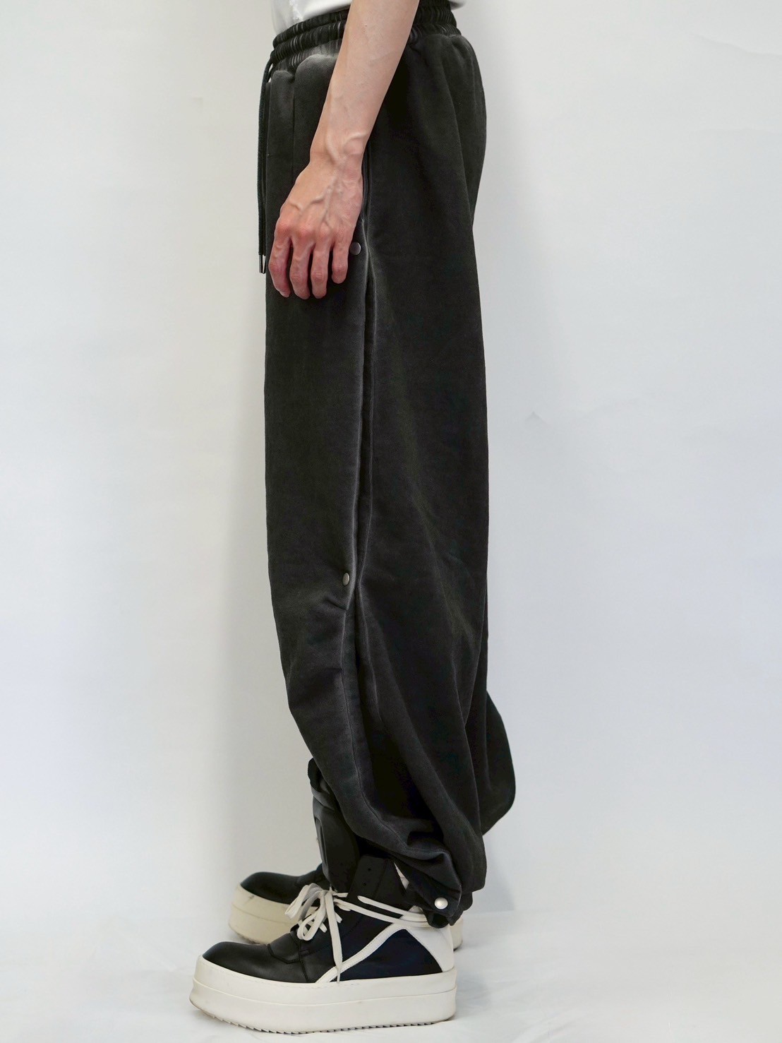 【DIG YOUR OWN GRAVE】Spray coating sweat pants