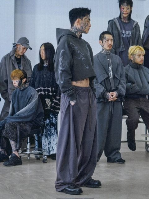 トップス ajobyajo 23FW cropped sweat AJOBYAJO】Tribal AJO Applique Cropped Hoodie | OUR BRAND