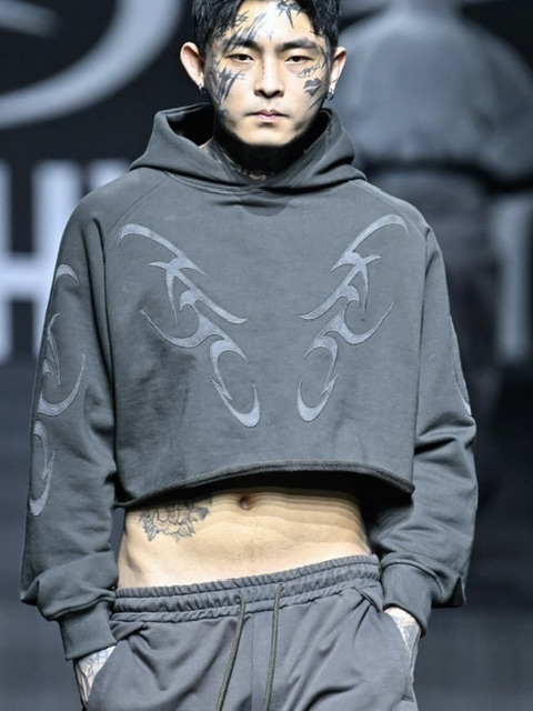 【AJO AJOBYAJO】24FW★ Tribal AJO Applique Cropped Hoodie AJOBYAJO】Tribal AJO Applique Cropped Hoodie | OUR BRAND