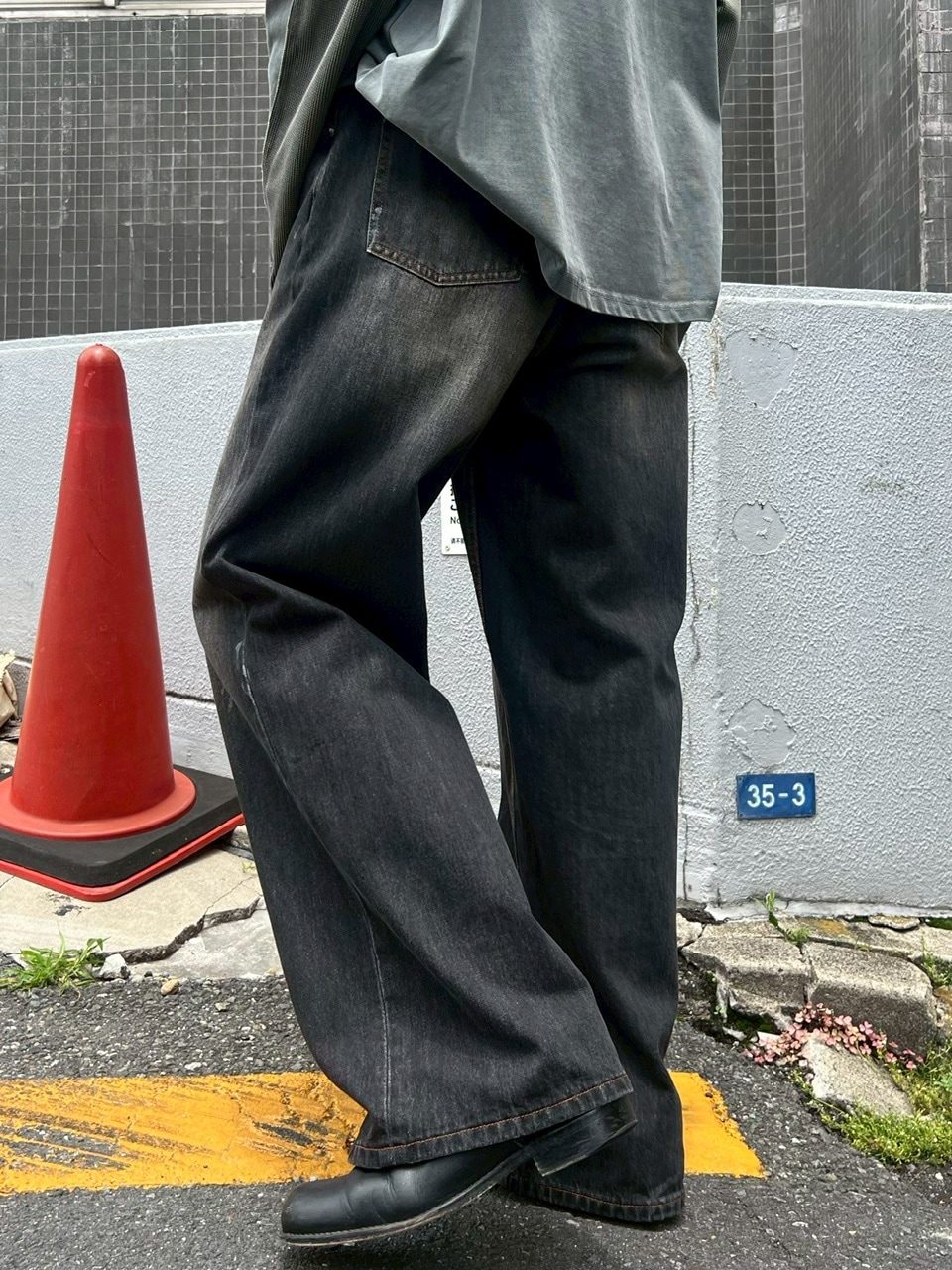 【Chikashitsu +】dirty wash semi wide denim (2color) / 【チカシツプラス】ダーティーウォッシングセミワイドデニムパンツ