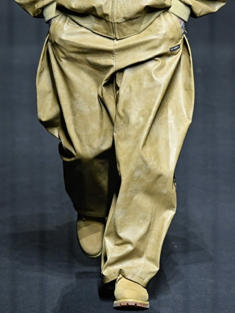 【AJO AJOBYAJO】24FW★ Vegan Leather One Tuck Track Pants AJOBYAJO】Vegan Leather One Tuck Track Pants | OUR BRAND