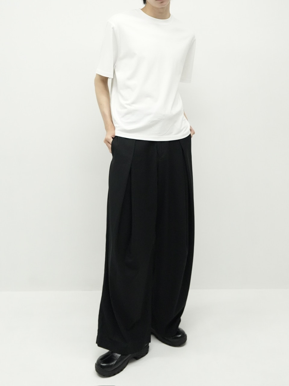 CS】stripe cross tuck drape slacks (black) | OUR BRAND
