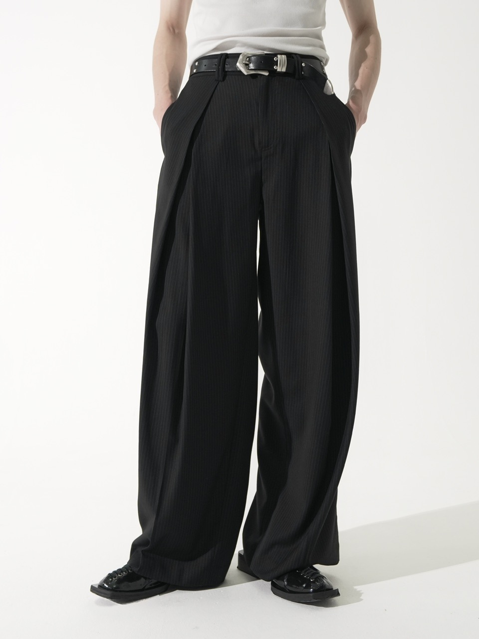 (CS) 美品stripe cross tuck drape slacks 黒 CS】stripe cross tuck drape slacks (black) | OUR BRAND,Chikashitsu