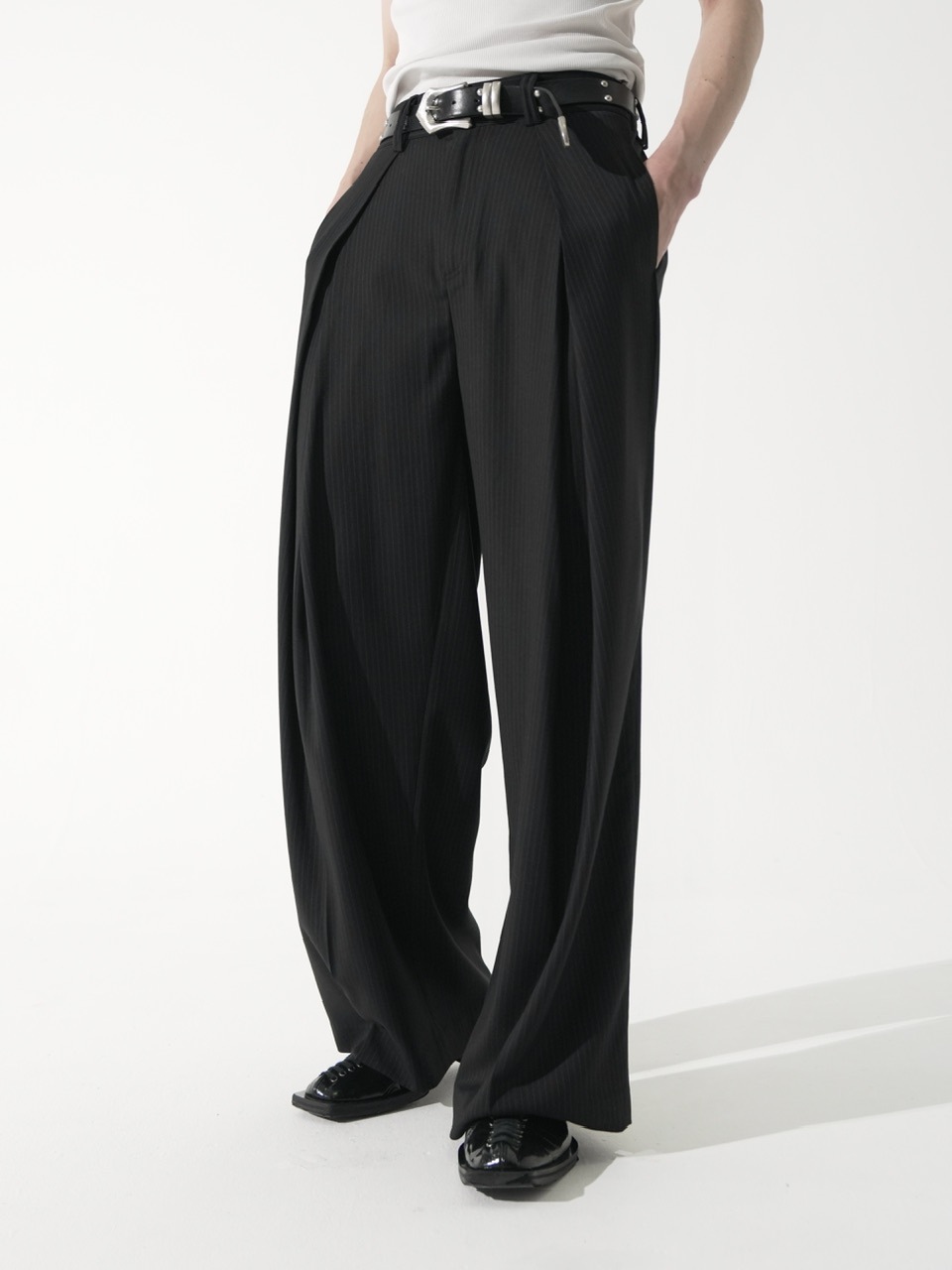 CS】stripe cross tuck drape slacks (black) | OUR BRAND,Chikashitsu