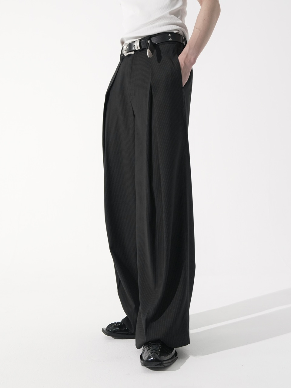 CS】stripe cross tuck drape slacks (black) | OUR BRAND,Chikashitsu