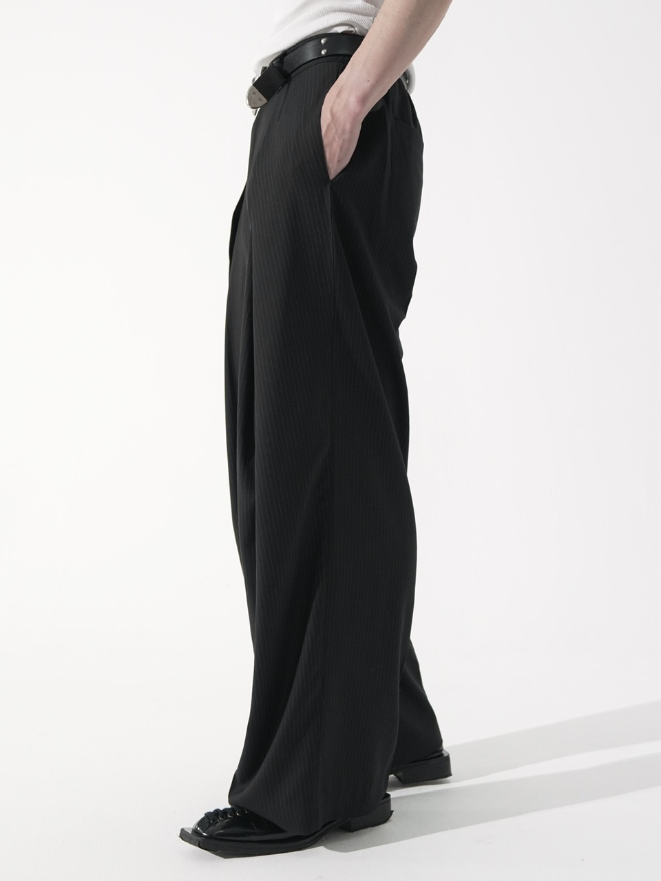 CS】stripe cross tuck drape slacks (black) | OUR BRAND,Chikashitsu