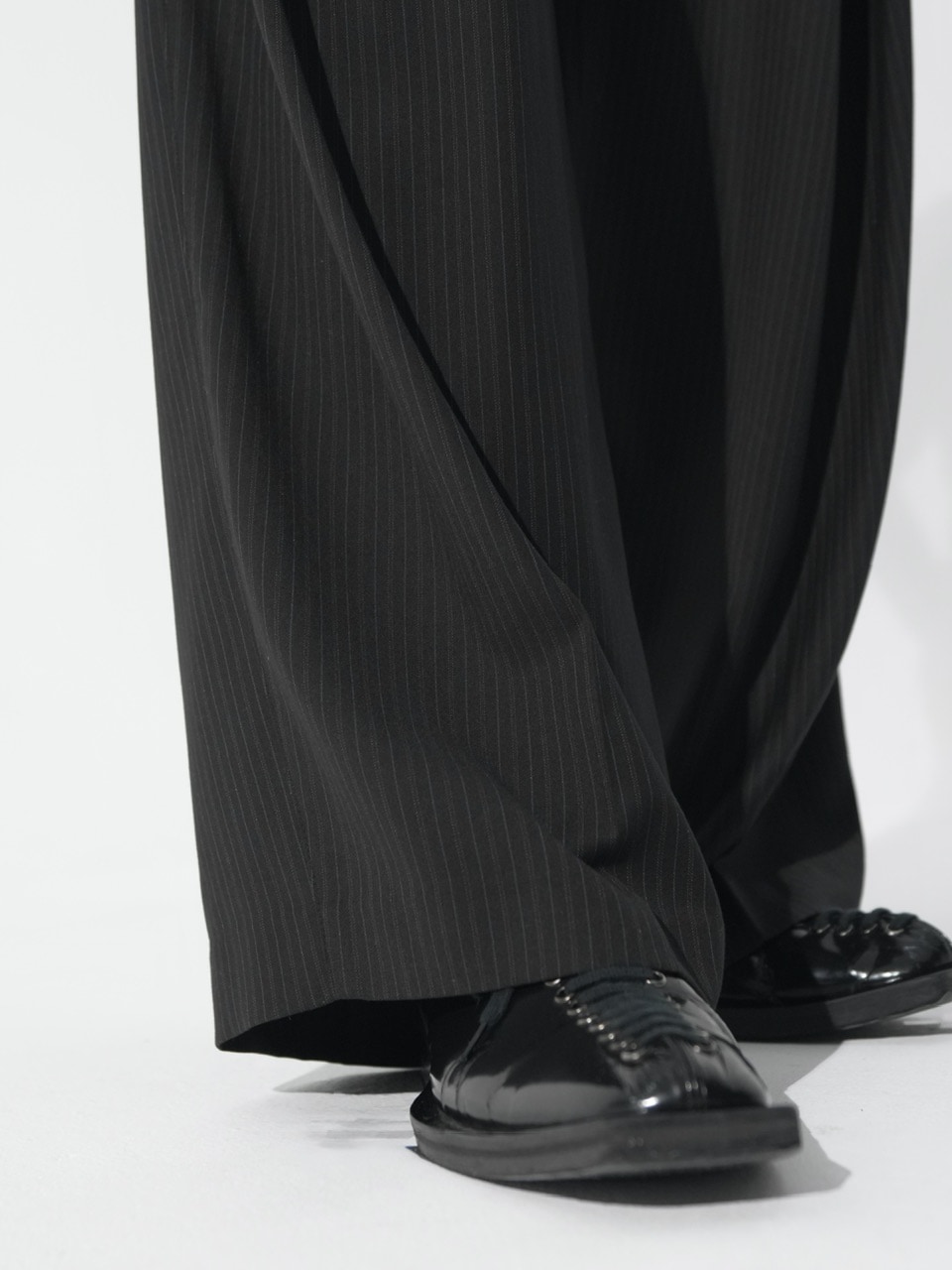 CS】stripe cross tuck drape slacks (black) | OUR BRAND,Chikashitsu