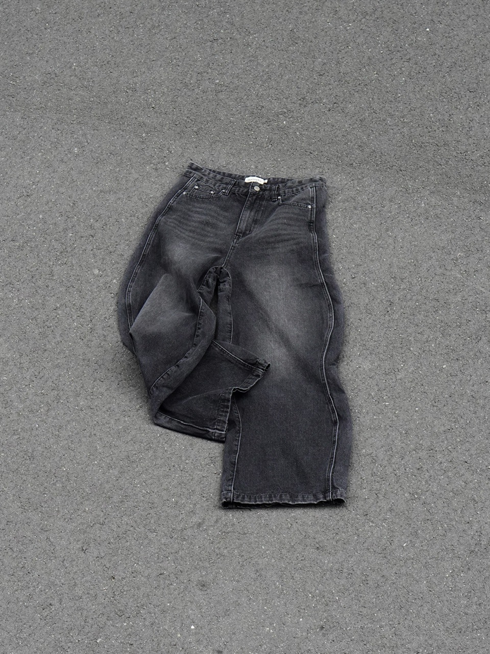 【Chikashitsu +】side wave design denim Chikashitsu +】side wave design denim pants (BLACK) | OUR