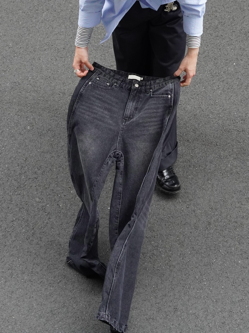 Chikashitsu +】side wave design denim pants (BLACK) | OUR