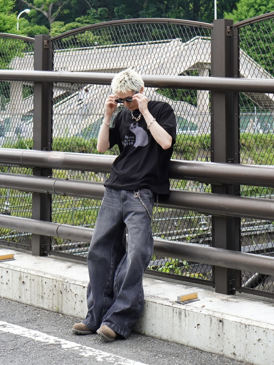 【Chikashitsu+】サイドウェーブデニムパンツ Chikashitsu +】side wave design denim pants | OUR BRAND
