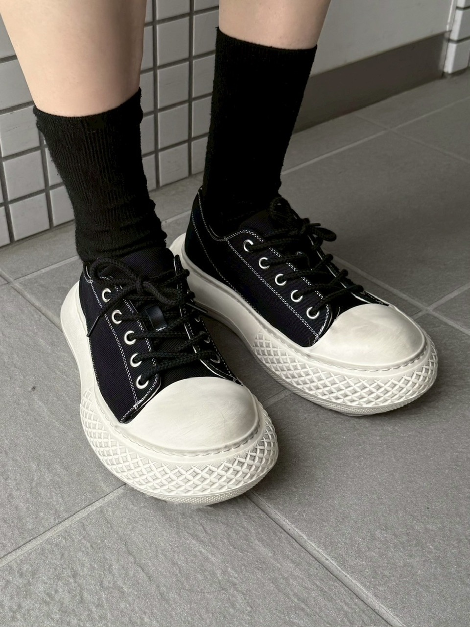 [しぉページ] 受注制【Chikashitsu +】volume toe canvas sneaker (2color) | OUR