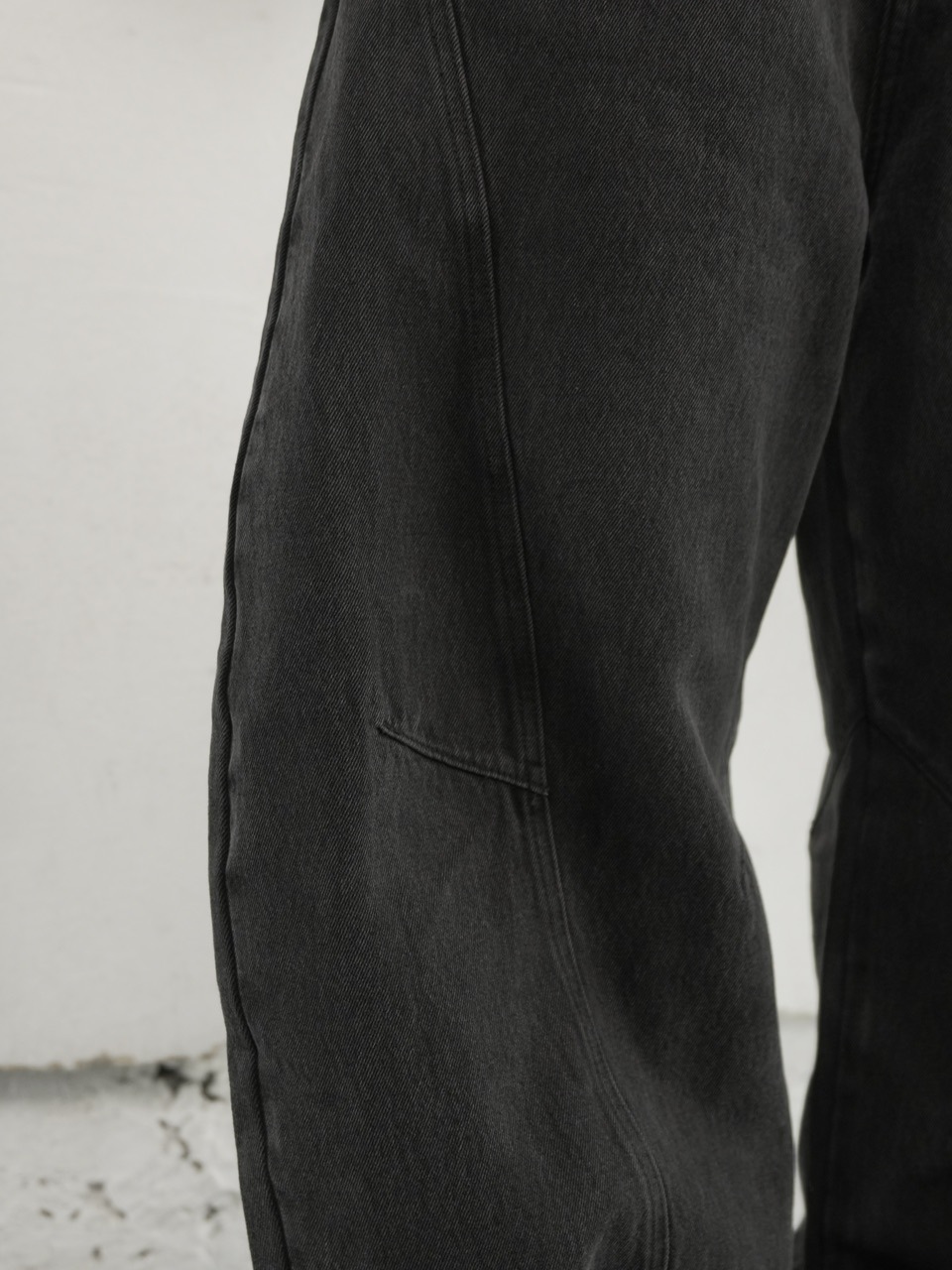 CHIKASHITSU PLUS HIGH】Barrel leg curve denim pants | OUR BRAND