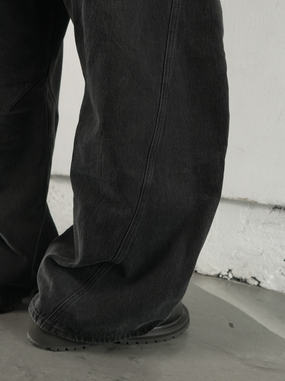 CHIKASHITSU PLUS HIGH】Barrel leg curve denim pants | OUR BRAND