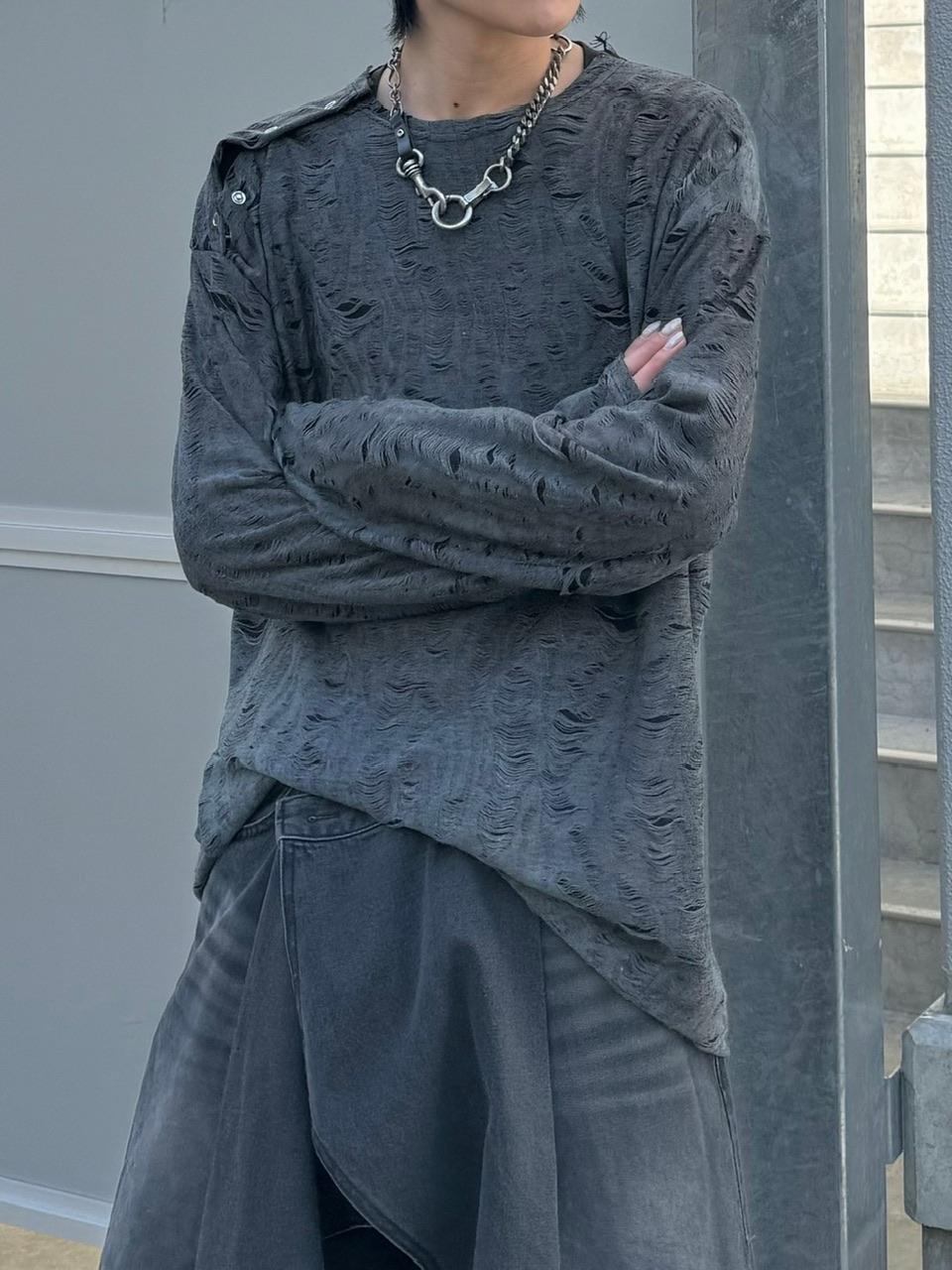 受注制【Chikashitsu +】shoulder button grunge knit (2color)