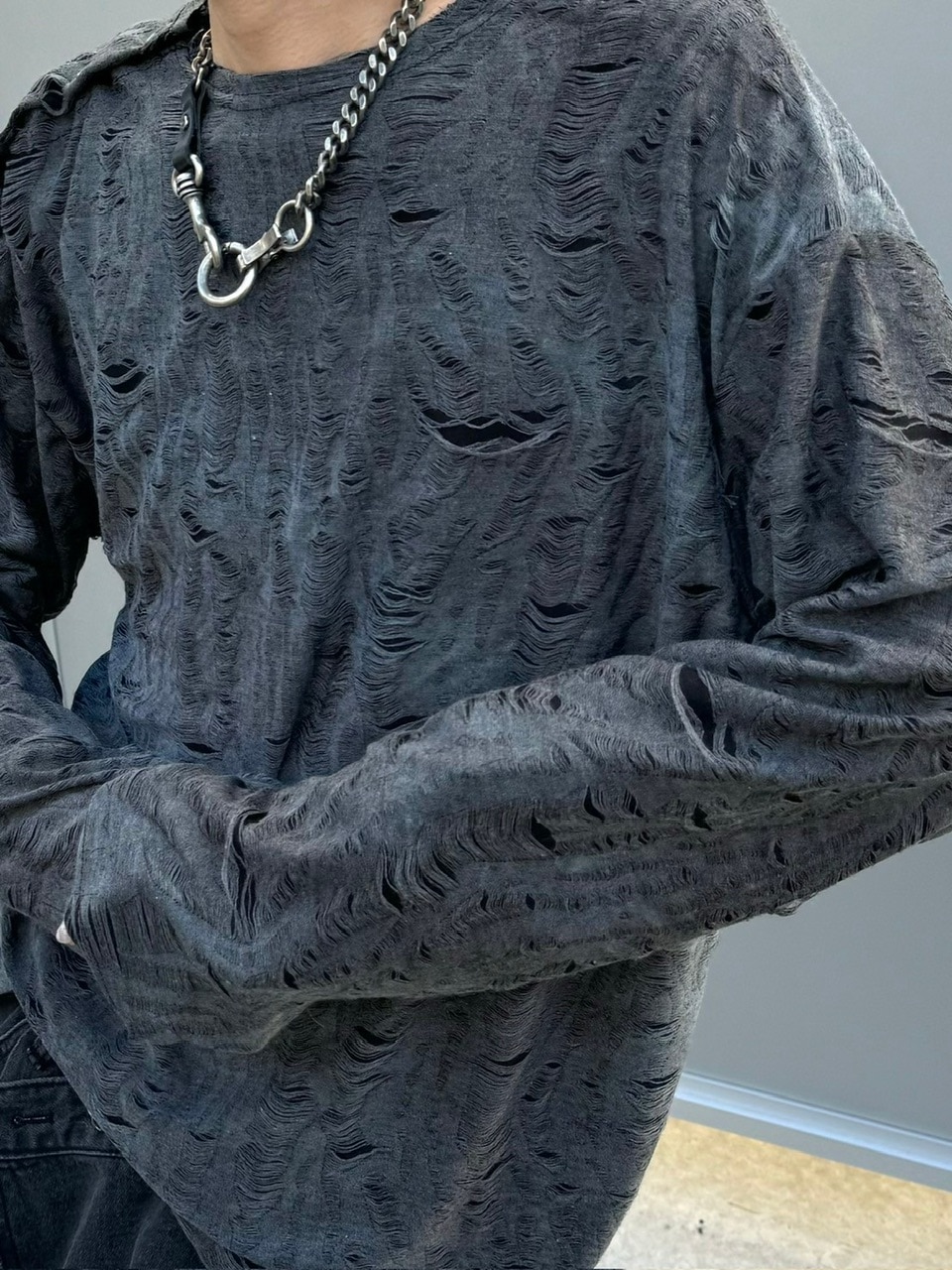 受注制【Chikashitsu +】shoulder button grunge knit (2color)