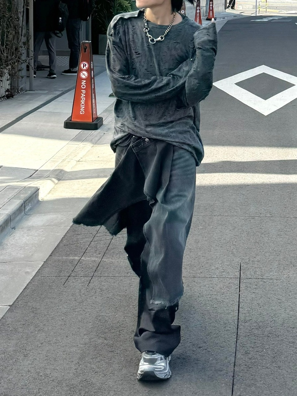 受注制【Chikashitsu +】shoulder button grunge knit (2color)